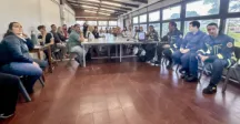 personas sentadas 