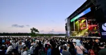 Escenario de espectáculo musical con público 