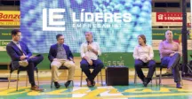 Personas sentadas exponiendo 