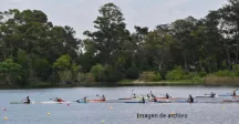 Personas practicando canotaje 