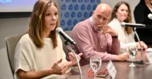 Autoridades hablando en público 