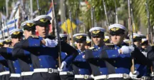 Militares desfilando 
