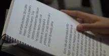 Página de libro en braille y letra ampliada 