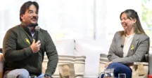Dos personas exponiendo  