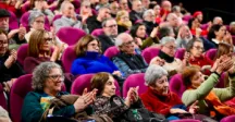 Público mirando el documental