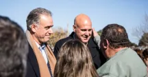 El presidente Yamandú Orsi junto al intendente de Canelones Francisco Legnani y vecinos del barrio Corfrisa de Las Piedras