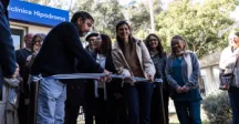 Autoridades cortando la cinta frente a la renovada Policlínica Hipódromo