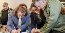 Productores firmando contrato  