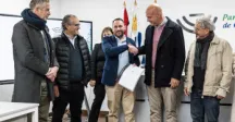 Intendente entregrando la rendición de cuentas