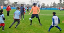 Darwin Núñez jugando con niños