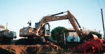 Máquina trabajando sobre obras