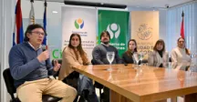 Autoridades del Gobierno de Canelones, Municipio de Ciudad de la Costa, y ACNUR firmando el acuerdo 