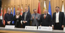 De izquierda a derecha: el intendente de Rivera Richard Sander, la vicepresidenta de la República Carolina Cosse, el intendente de Canelones Francisco Legnani, el presidente de la República Yamandú Orsi, el intendente de Florida Carlos Enciso, y el intendente de Salto Carlos Albisu 
