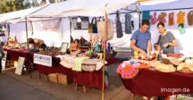 Imagen de Archivo con un puesto de artesanos en una feria de emprendedores 