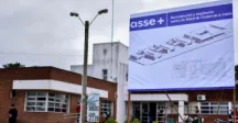Fachada del Centro de Salud Ciudad de la Costa con un cartel que anuncia su ampliación