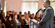 El ministro de Economía y Finanzas Gabriel Oddone disertando ante el público en Ciudad de la Costa 