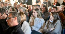 Autoridades locales en el público