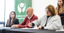 Autoridades firmando acuerdo 