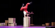 Mujer haciendo una acrobacia  