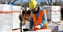 Persona trabajando en las obras de la Policlínica de Estación Atlántida