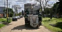 Camión recolectando basura 