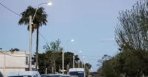 Luces encendidas en una calle 