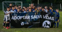 Niños sostienen un cartel que dice adoptar salva vidas 