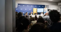 personas sentadas 